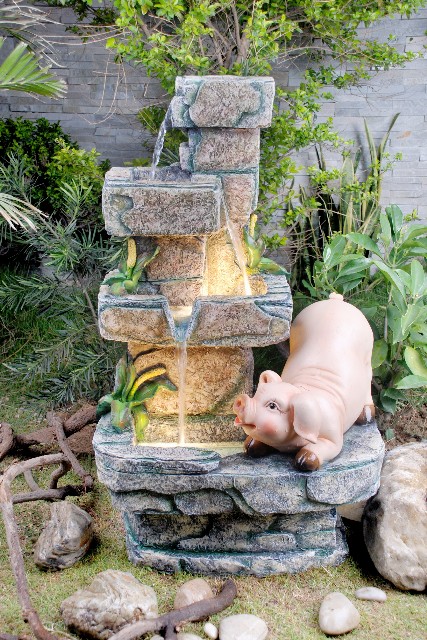 Brunnen - Schwein auf Stein